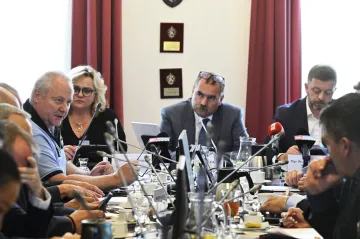 Policisté zasahující proti střelbě na FF UK mají náš obdiv, shodli se Vondrášek a Rakušan
