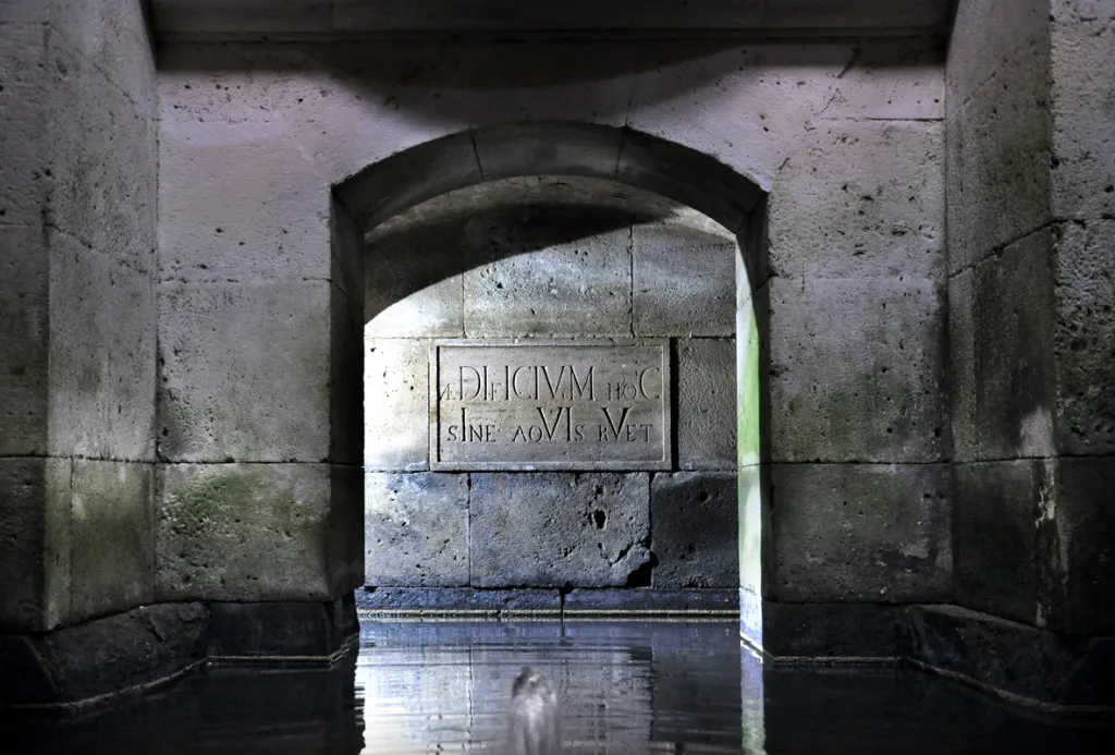Bez vody se tato stavba zřítí, oznamuje latinský nápis v klášteře Plasy. Santini ho zvládl postavit na bažinaté půdě, kde hladina spodní vody těsně pod povrchem bránila větší stavbě