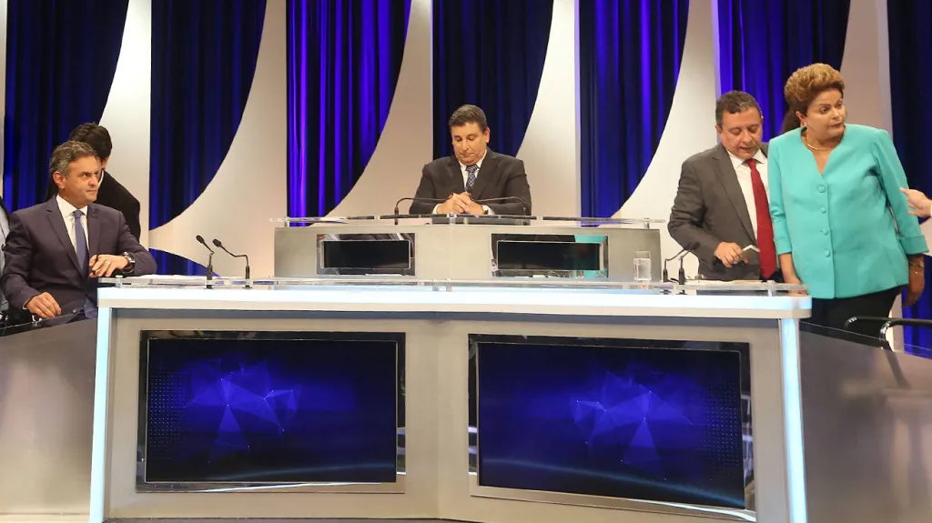Aécio Neves a Dilma Rousseffová po předvolební televizní debatě
