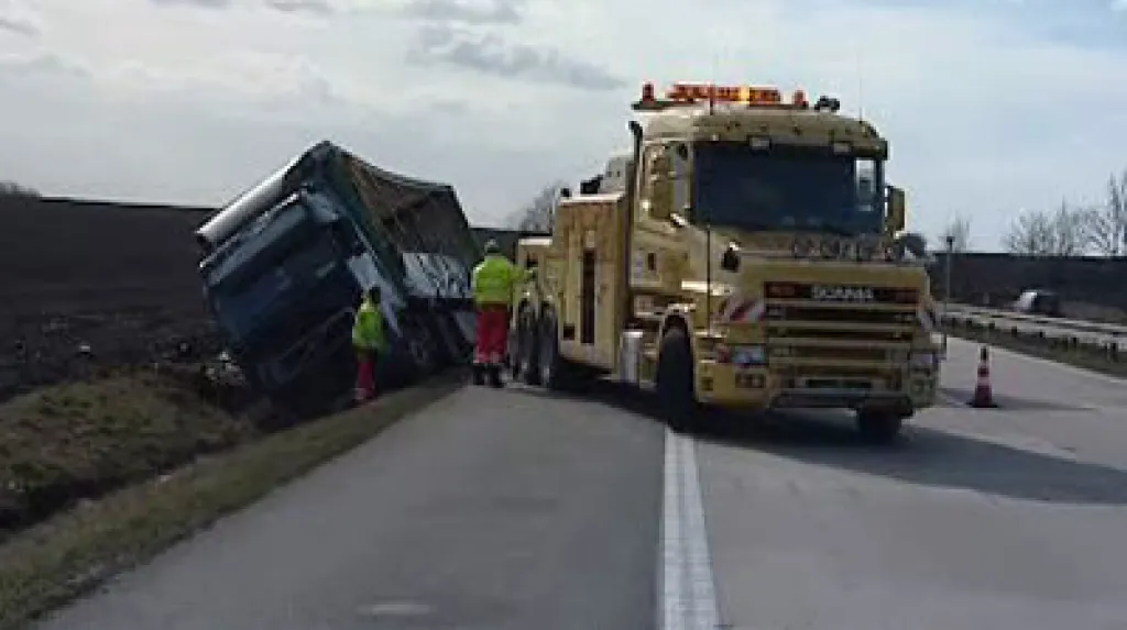 Nehoda kamionu na dálnici