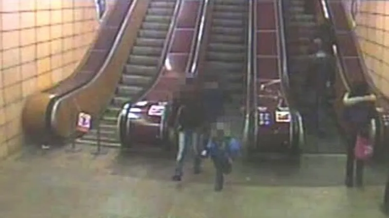 Záznam trojice kamerou v metru