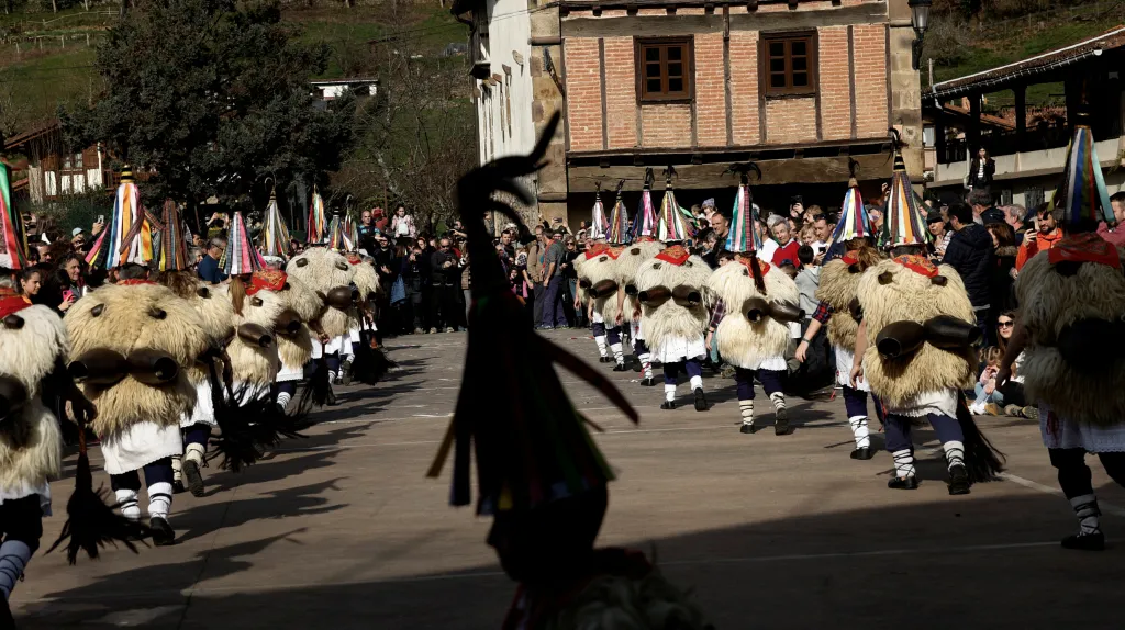Tanečníci ve zvonech známí jako Joaldunak předvádějí rituální tanec