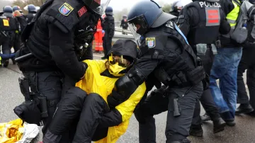 Policisté odstraňují lidi z ulice během protestu, jehož cílem je zabránit založení nové mládežnické organizace AfD