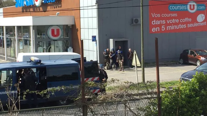 Zprávy: Francouzský četník postřelený teroristou v supermarketu zemřel