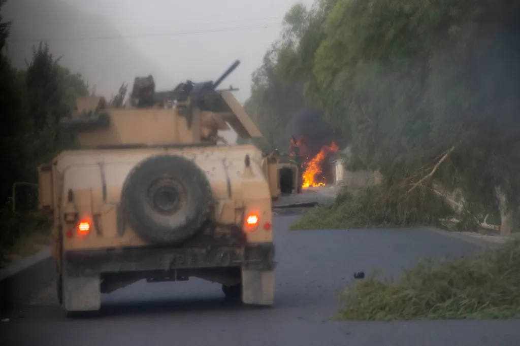 Humvee afghánských speciálních jednotek během záchranné mise a bojů s Talibanem utrpělo těžká poškození. Kandahár, Afghánistán, 2021