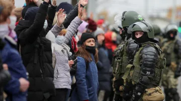 Nedělní protesty v běloruském Minsku a zásah policie a vojáků