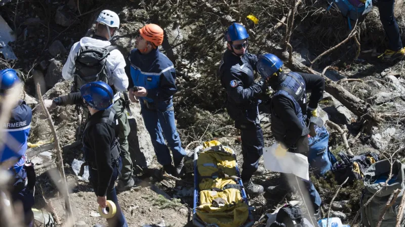 Vyšetřovatelé prohledávají zbytky letadla