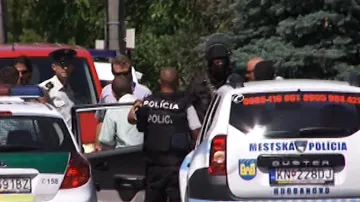 Policisté při zásahu v Hurbanovu