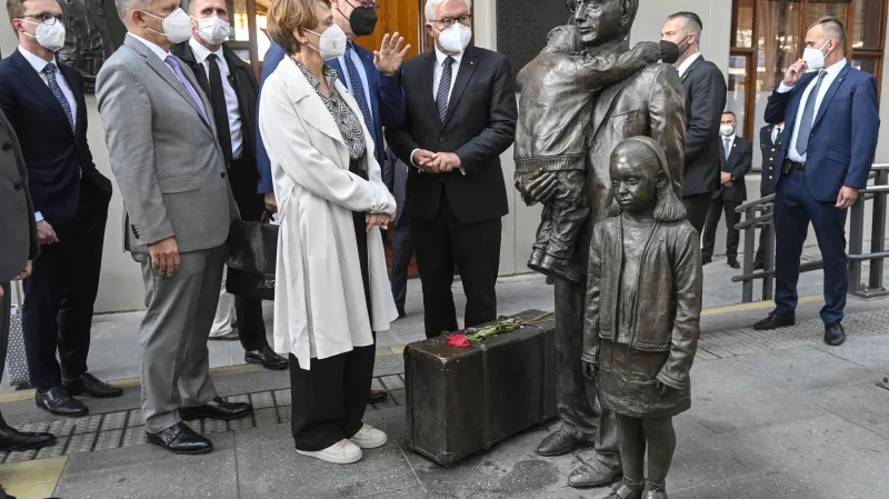 Prezident Steinmeier u sochy Nicholase Wintona na pražském hlavním nádraží