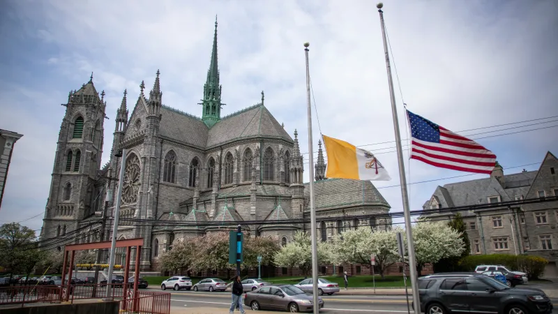 Vlajky stažené na půl žerdi v americkém New Jersey