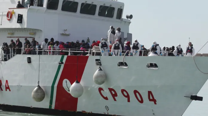 Italská pobřežní stráž zachránila téměř tisícovku uprchlíků