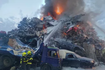 Hasiči dohasili požár vrakoviště v Ostravě – Mariánských Horách