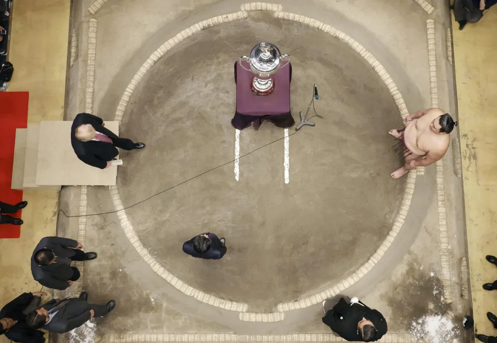 V ringu pro zápas sumo se setkali prezident Donald Trump a zápasník Asanoyama během předávání cen vítězi turnaje