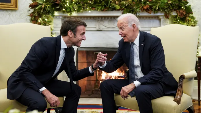 Macron a Biden během jednání v Bílém domě