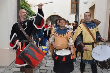 Tvrdý alkohol nenalévají. Přesto proudí na vinobraní tisíce lidí