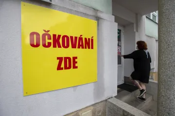 V úterý přibylo 131 případů covidu, opět méně než před týdnem. Zdravotníci stále nedostali plné odměny