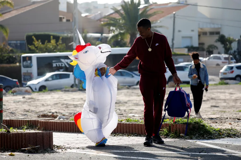 Purimové karnevaly mají v Izraeli dlouhou tradici. Po boku obyčejových masek se však často objevují i popkulturní kostýmy