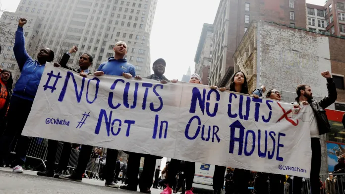 Protest v New Yorku proti plánovaným vládním škrtům
