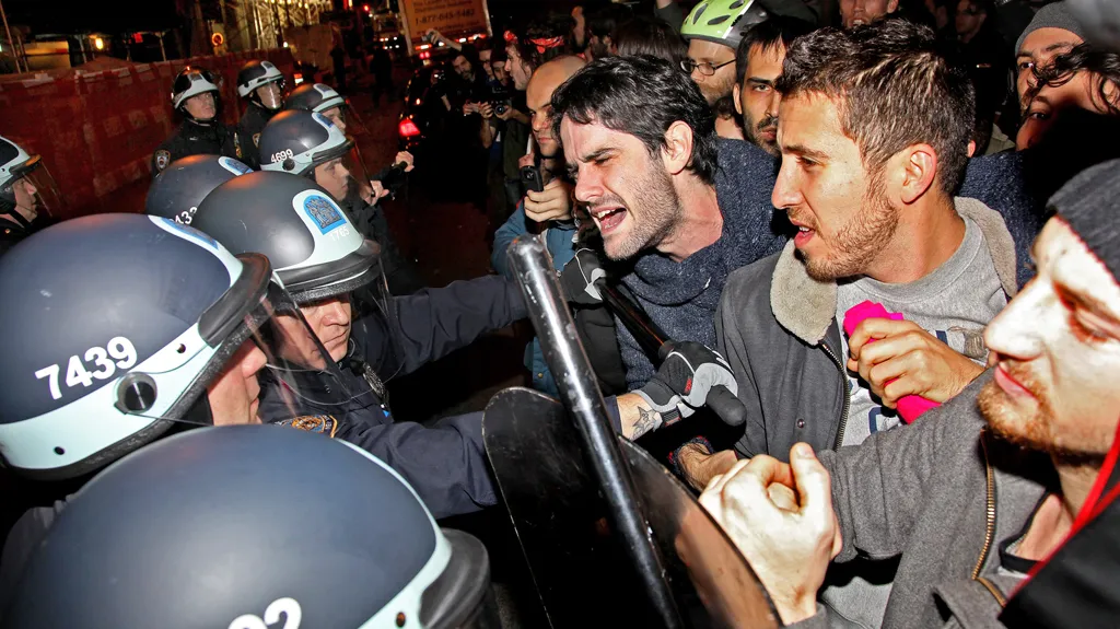 Srážky demonstrantů s policií u Zuccottiho parku