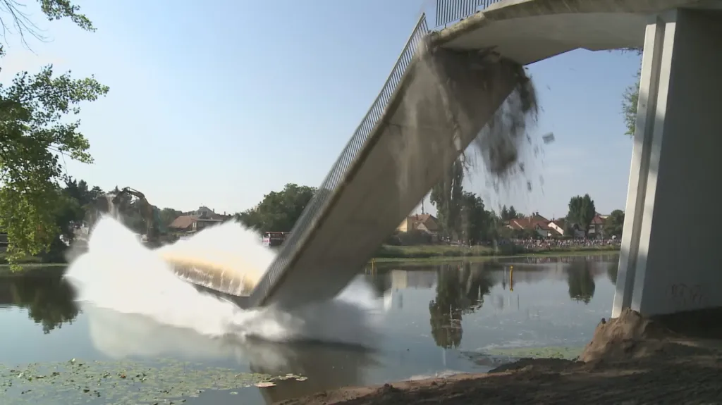 Demolice lávky v Nymburce