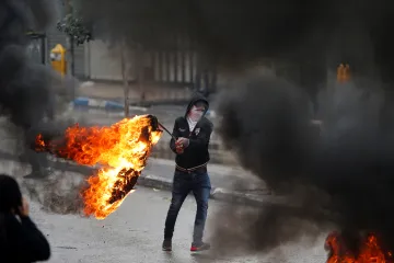 Dluhy-Smith: Když svět demonstruje, může to naznačovat civilizační krizi