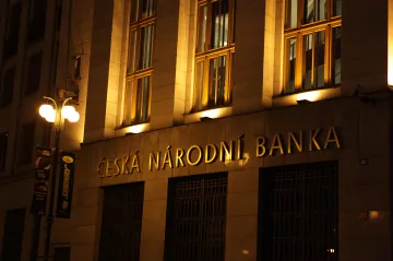 Spekulanti tlačí na českou měnu stále víc, ČNB musela dát rekordních 391 miliard korun na její oslabení