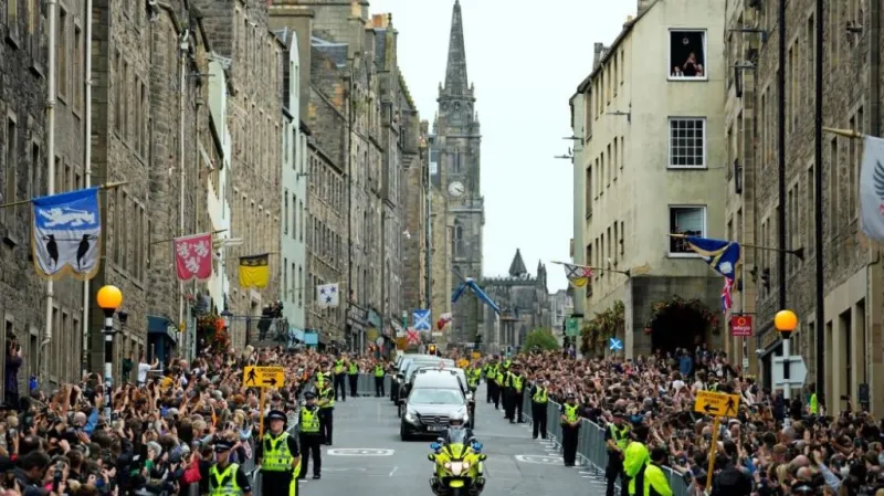 Smuteční procesí vezoucí rakev s královnou Alžbětou II. přijíždí do Edinburghu