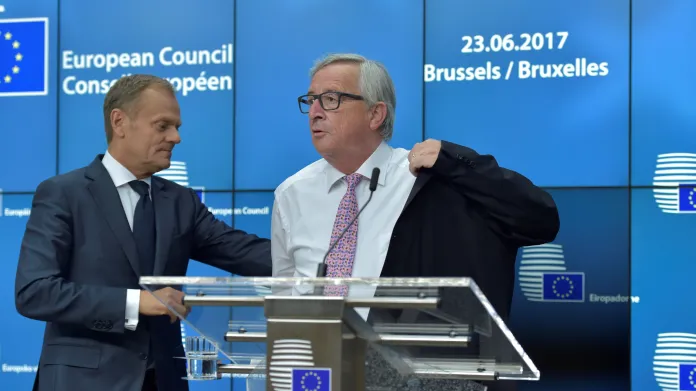 Donald Tusk a Jean-Claude Juncker po summitu EU