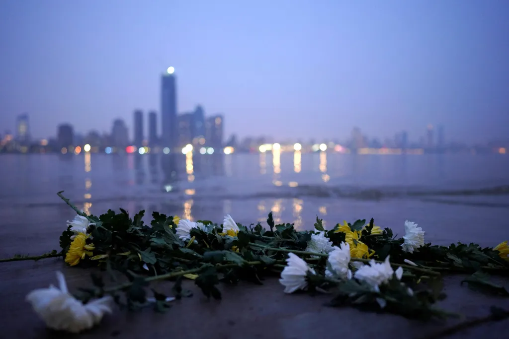 Čerstvé chryzantémy jsou tradiční čínskou pohřební květinou. Leží na břehu Modré řeky, kam je lidé položili k uctění památky zemřelých