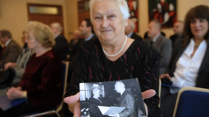 Božena Fuková na snímku z roku 2009 ukazuje fotografii, na níž je zachycena při setkání s Alexandrem Dubčekem