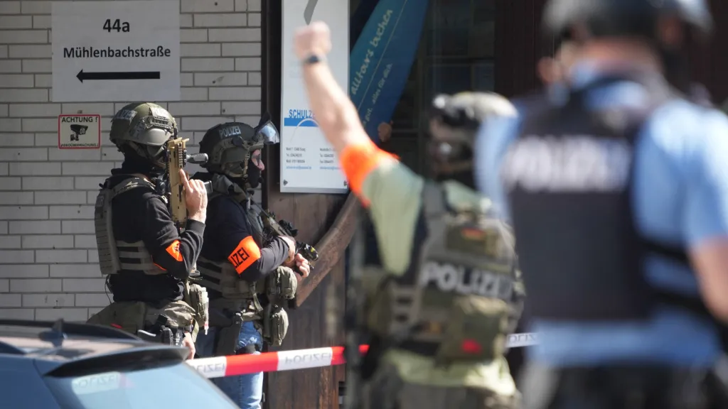 Německá policie před bankou v Sinzigu