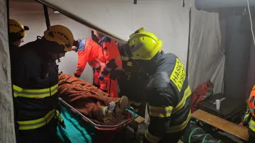 Hasiči transportují muže, který se zranil v jeskyni v Moravském krasu
