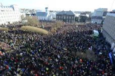 Bouře v Reykjavíku neutichá. Proti vládě znovu demonstrovaly tisíce Islanďanů