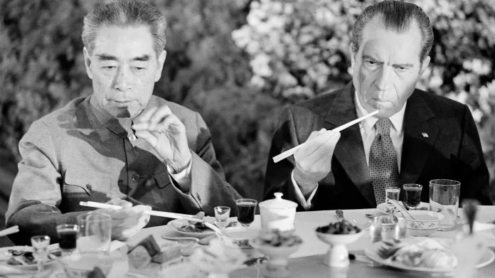 Premiér Čou En-laj a prezident Nixon stolují. Návštěvě předcházel důkladný trénink používání jídelních hůlek