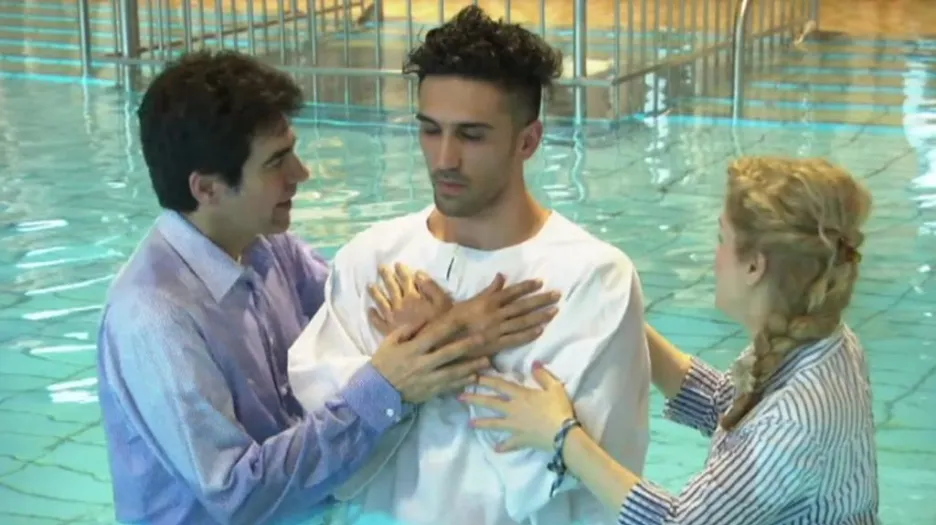 Íránec Benjamin se nechává pokřtít