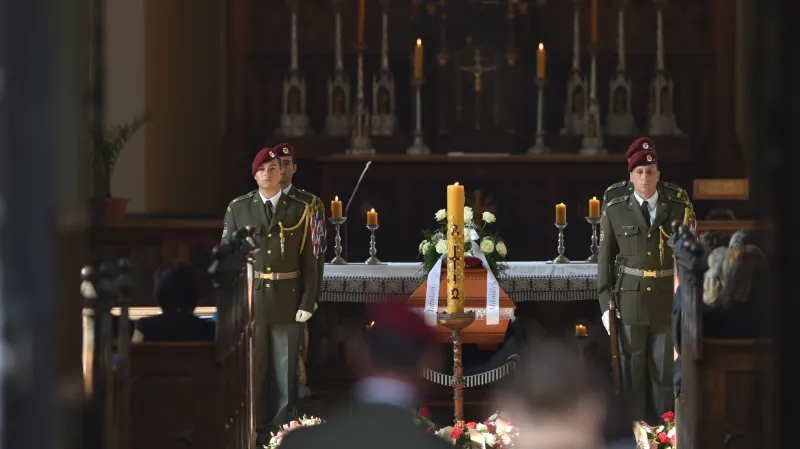 Pohled do kostela sv. Jana Nepomuckého, kde se veřejnost a rodina rozloučila s Kamilem Benešem
