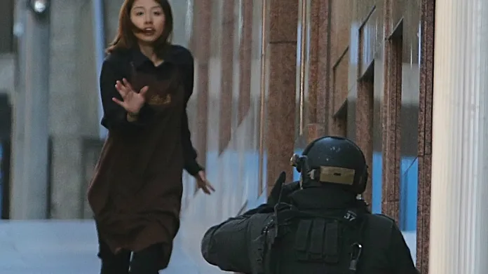 Prchající rukojmí Elly Chenová a policie v Sydney