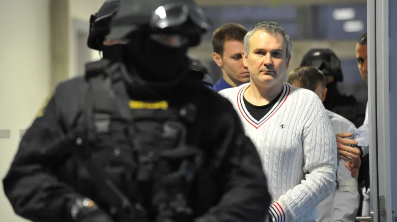 Eskorta přivádí Radka Březinu před soud