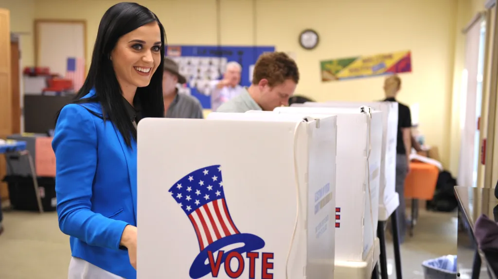 Zpěvačka Katy Perryová u volební urny v Los Angeles