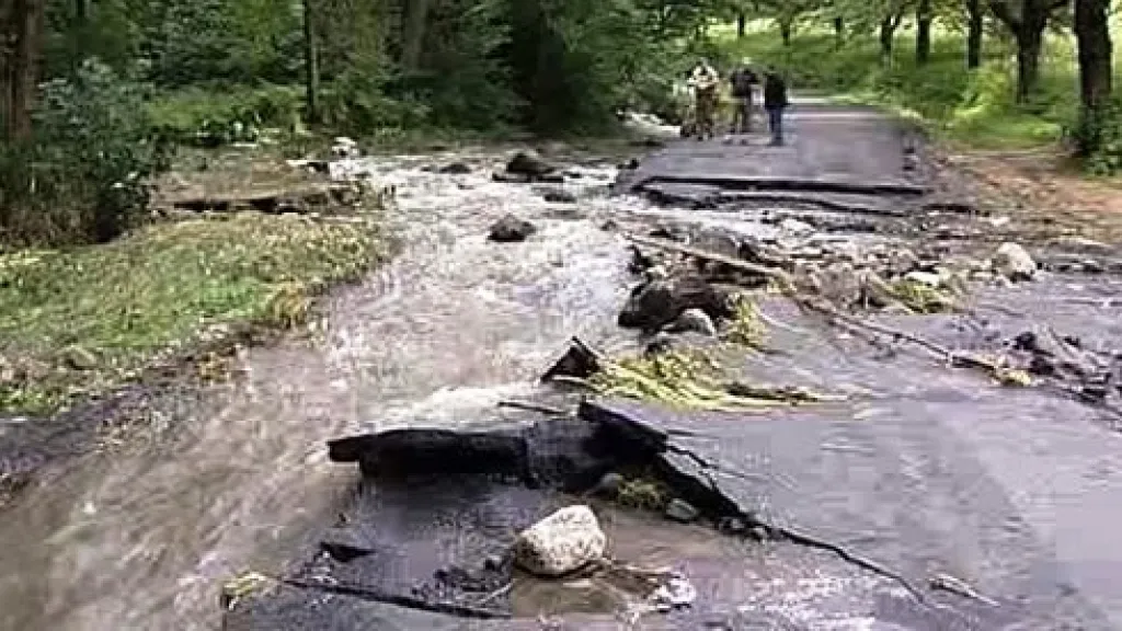 Silnice zničená povodní