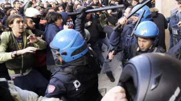 Italská policie zasahuje proti demonstrantům