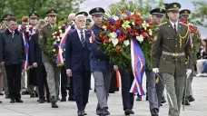 Prezident Petr Pavel klade věnec při pietním aktu na Vítkově u příležitosti oslav Dne vítězství (8. května 2024)