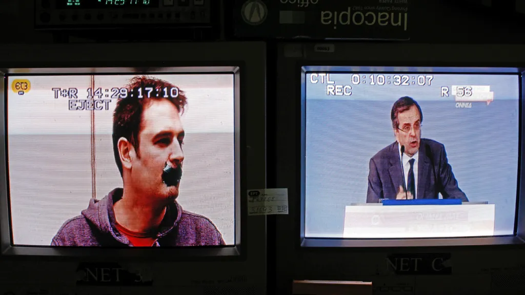 Zaměstnanec ERT s přelepenými ústy a premiér Samaras