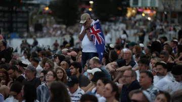 Lidé uctívají památku obětí střelby během oslav židovské chanuky na pláži Bondi Beach v Sydney
