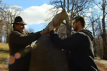 Nová liška Bystrouška si zkusila, jak se sedí na balvanu