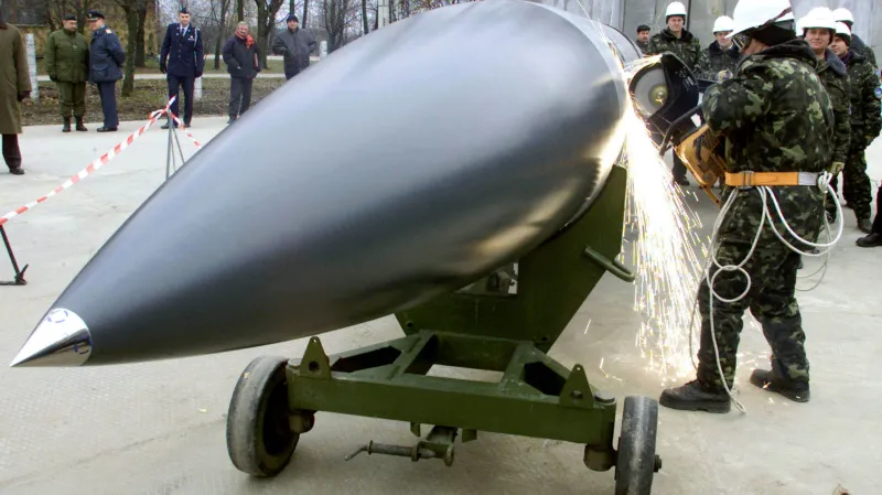 Ukrajinští dělníci v roce 2002 na vojenském letišti Ozerne rozřezávají na kusy střelu Ch-22