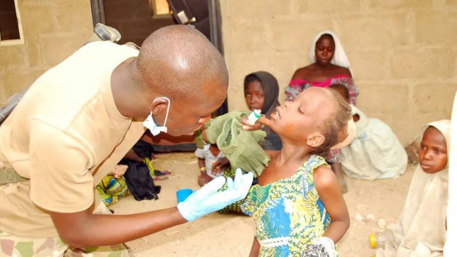 Zdravotník ošetřuje zachráněnou nigerijskou dívku