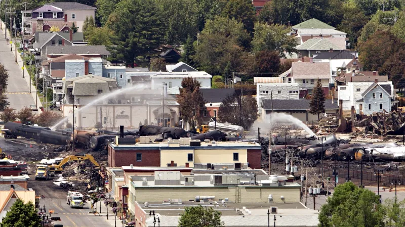 Následky vykolejení vlaku