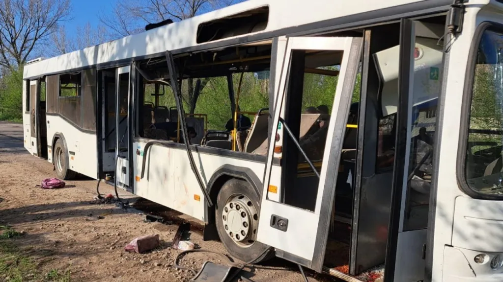 Ruský dronový útok zasáhl autobus v ukrajinském Marhanci