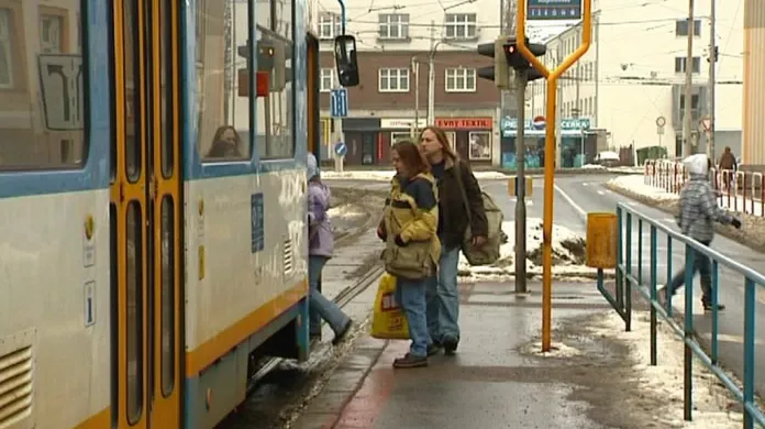 Místo nehody v Ostravě na zastávce tramvaje